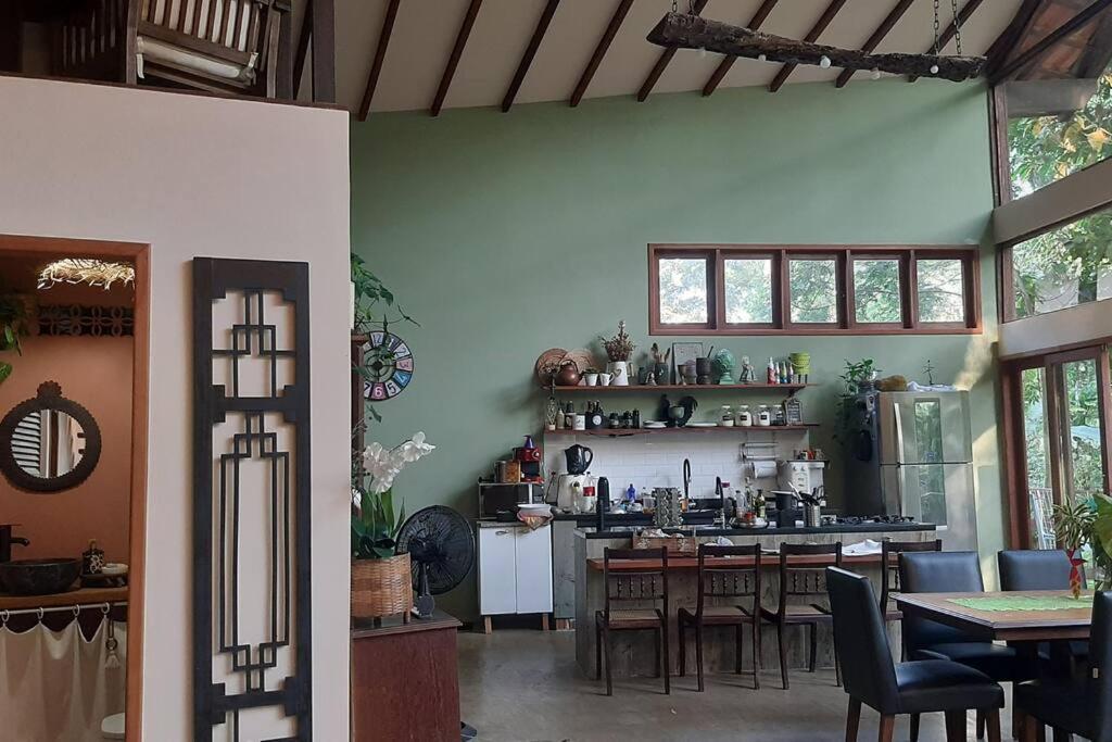 Lallybroch linda casa com piscina na beira do rio