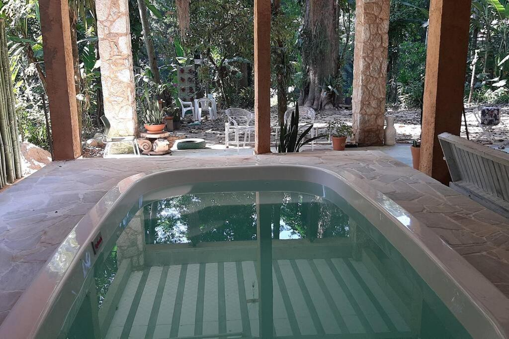 Lallybroch linda casa com piscina na beira do rio