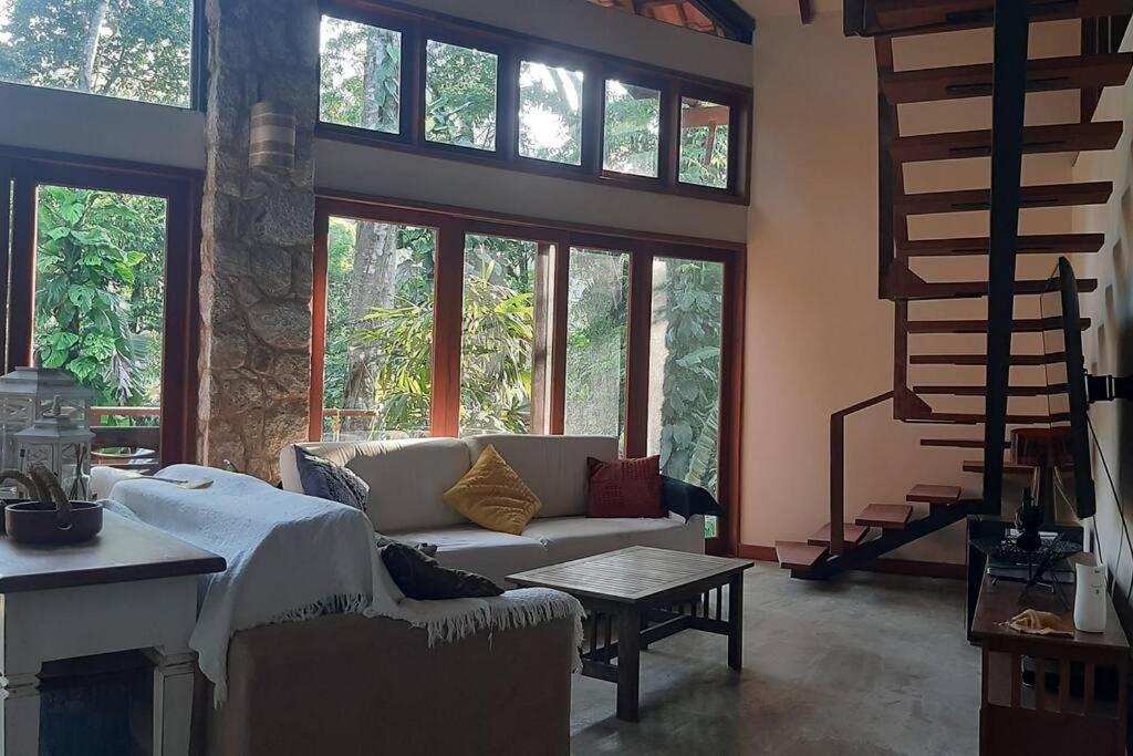 Lallybroch linda casa com piscina na beira do rio
