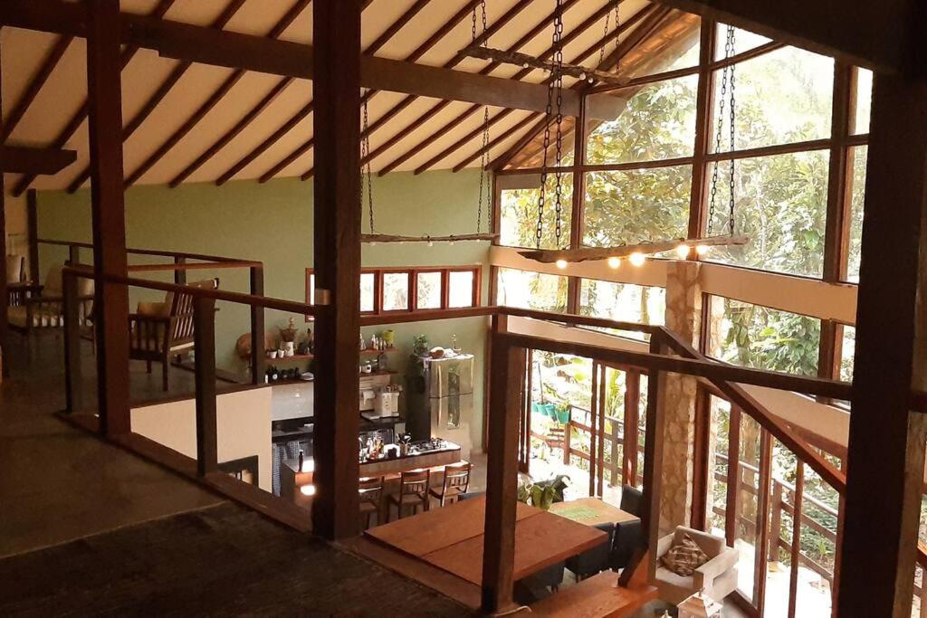 Lallybroch linda casa com piscina na beira do rio
