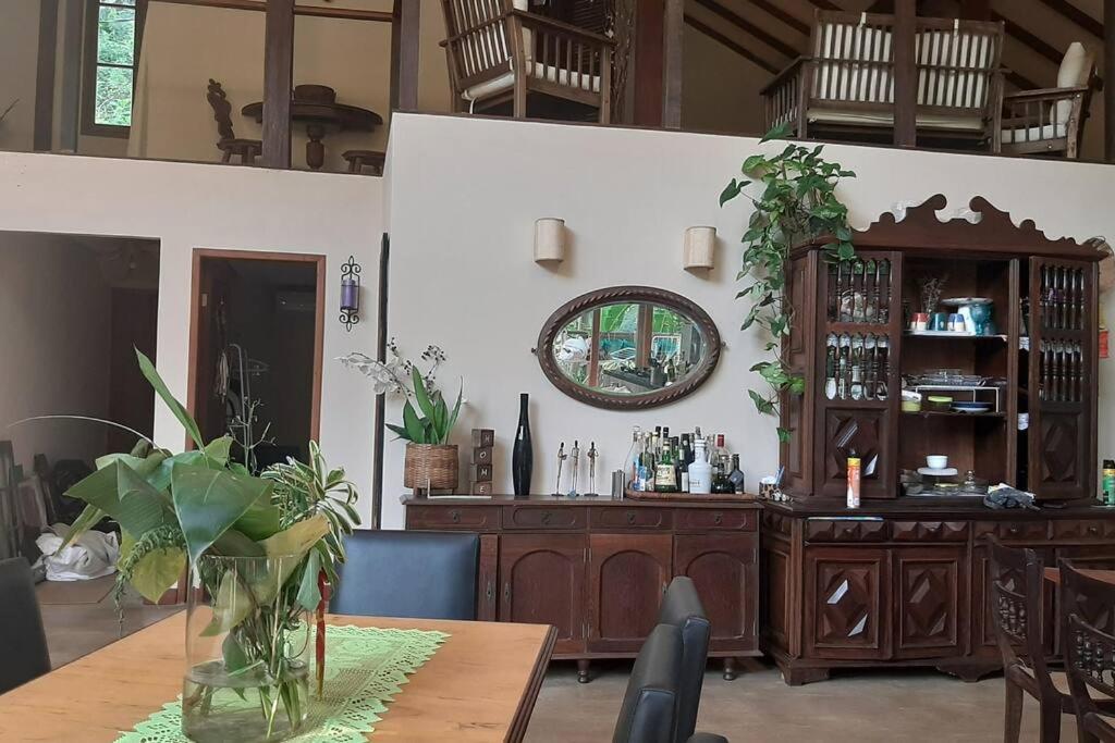 Lallybroch linda casa com piscina na beira do rio