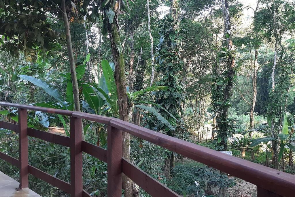 Lallybroch linda casa com piscina na beira do rio