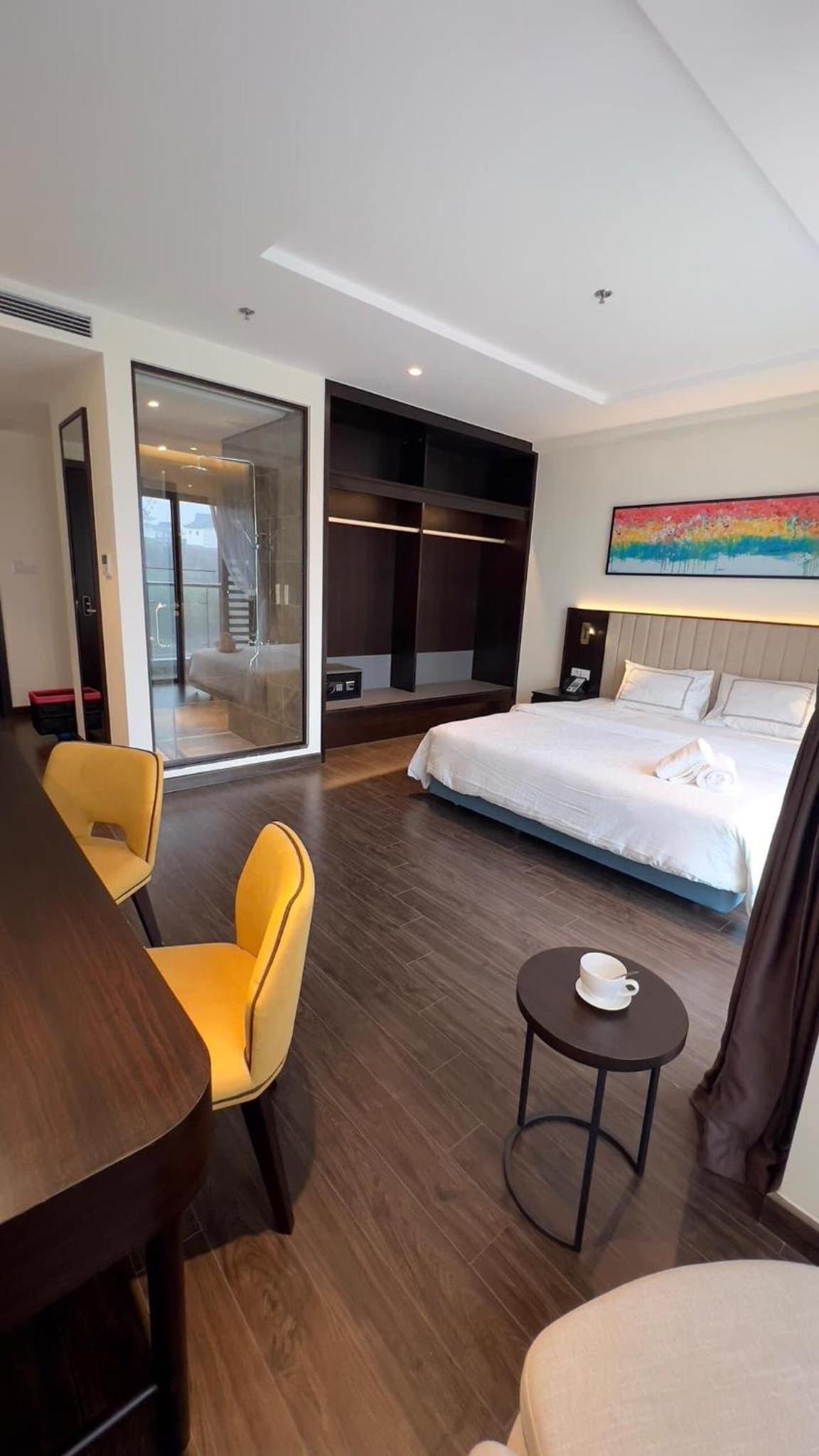À La Carte Ha Long sea view high floor view 3
