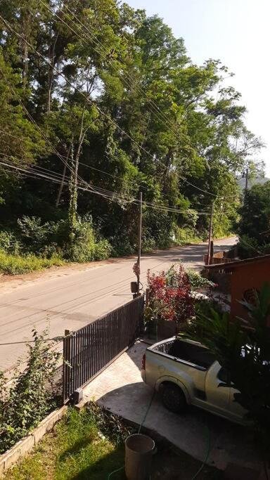Lallybroch linda casa com piscina na beira do rio