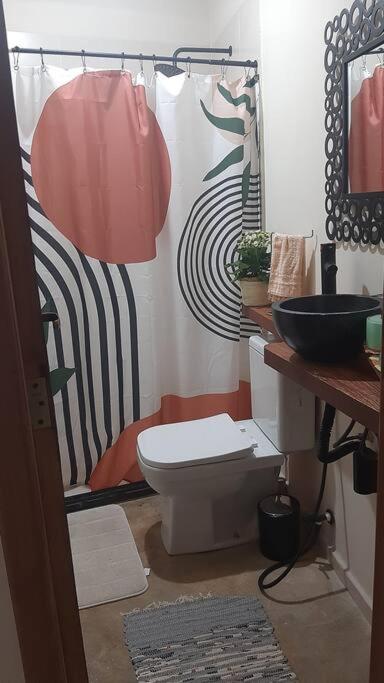 Lallybroch linda casa com piscina na beira do rio