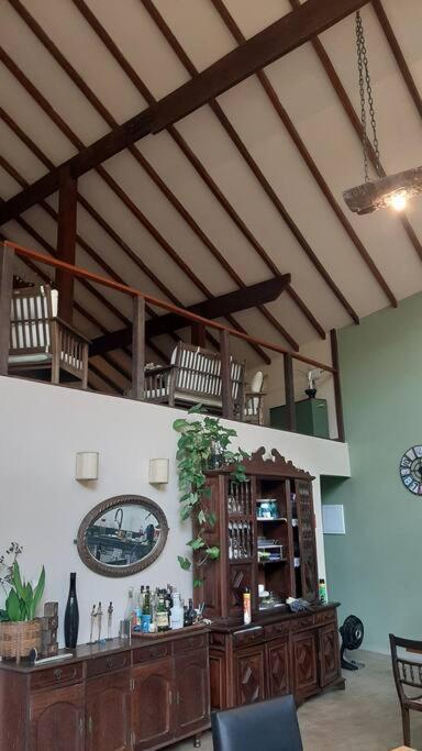 Lallybroch linda casa com piscina na beira do rio