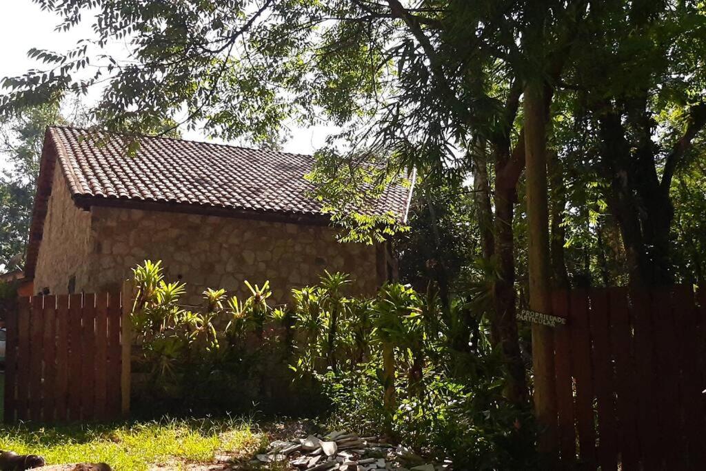 Lallybroch linda casa com piscina na beira do rio