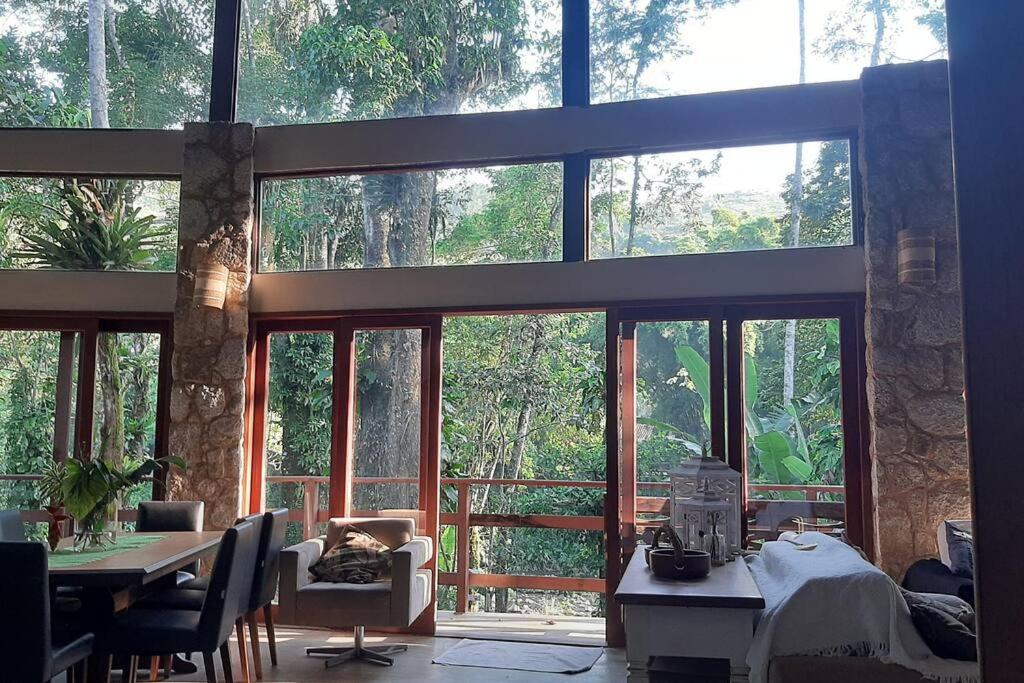 Lallybroch linda casa com piscina na beira do rio