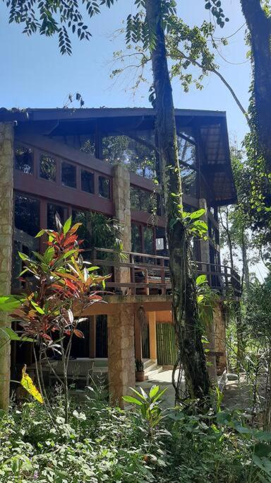 Lallybroch linda casa com piscina na beira do rio