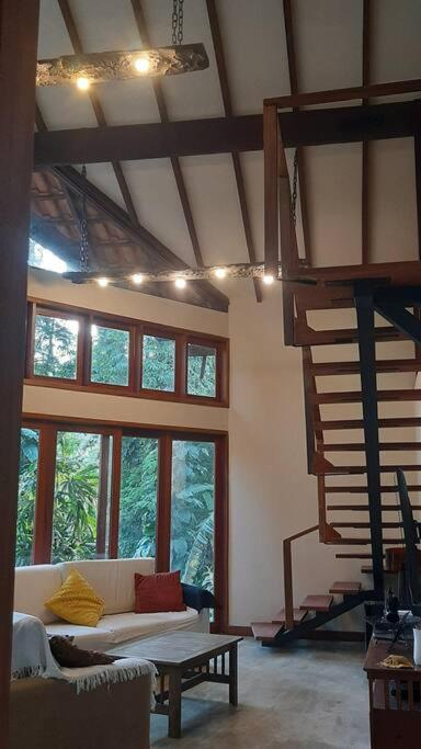 Lallybroch linda casa com piscina na beira do rio