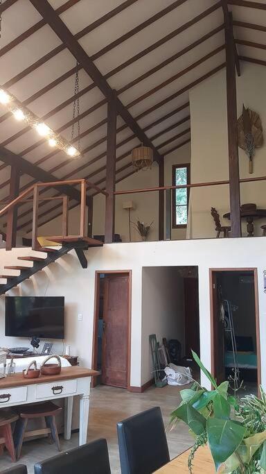 Lallybroch linda casa com piscina na beira do rio
