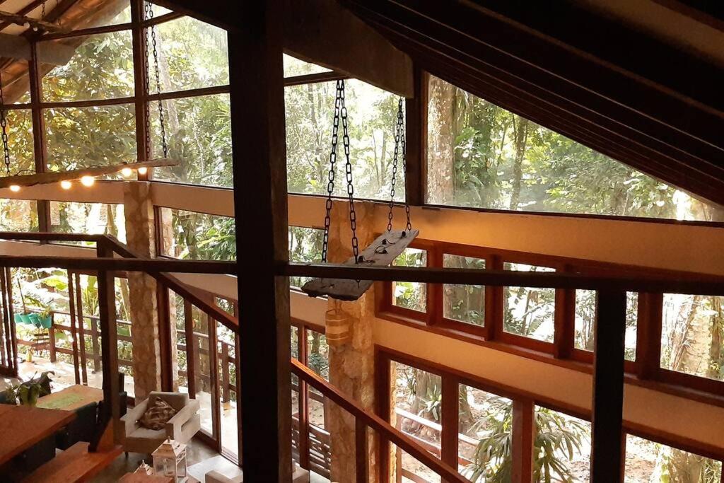 Lallybroch linda casa com piscina na beira do rio