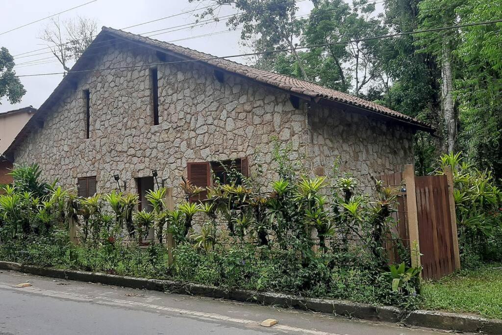 Lallybroch linda casa com piscina na beira do rio
