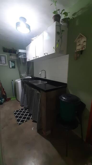 Lallybroch linda casa com piscina na beira do rio