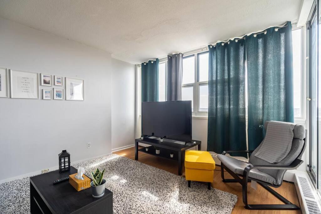 Spacious Downtown Apt #9A, Amazing View