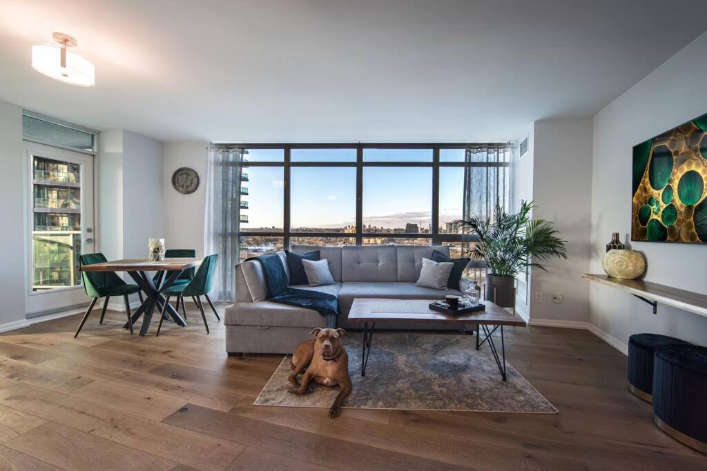 Downtown Toronto Condo Parking Sleeps 4 Balcony Walk to Lake