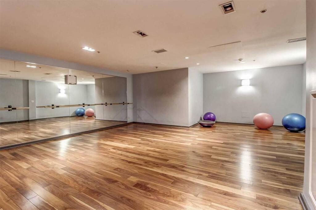 Downtown Toronto Condo Parking Sleeps 4 Balcony Walk to Lake