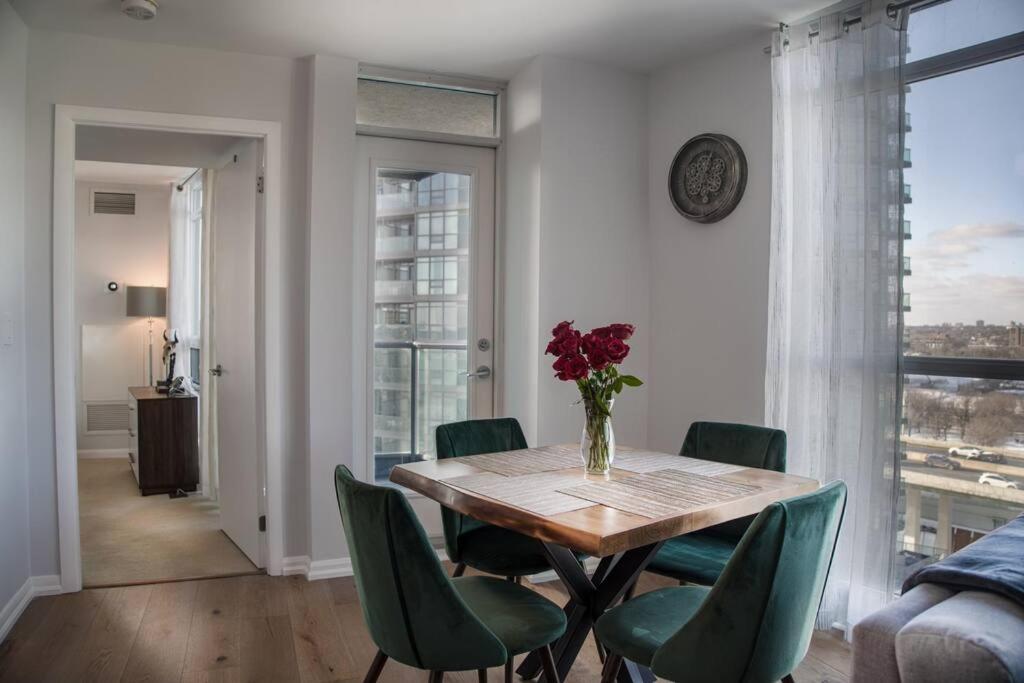Downtown Toronto Condo Parking Sleeps 4 Balcony Walk to Lake