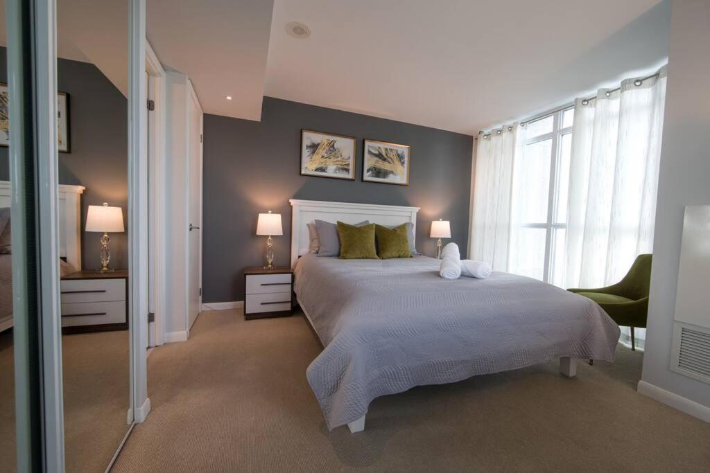Downtown Toronto Condo Parking Sleeps 4 Balcony Walk to Lake