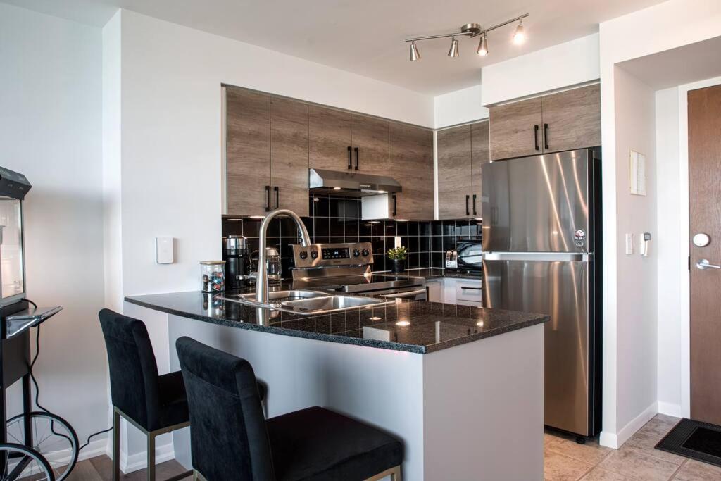 Downtown Toronto Condo Parking Sleeps 4 Balcony Walk to Lake