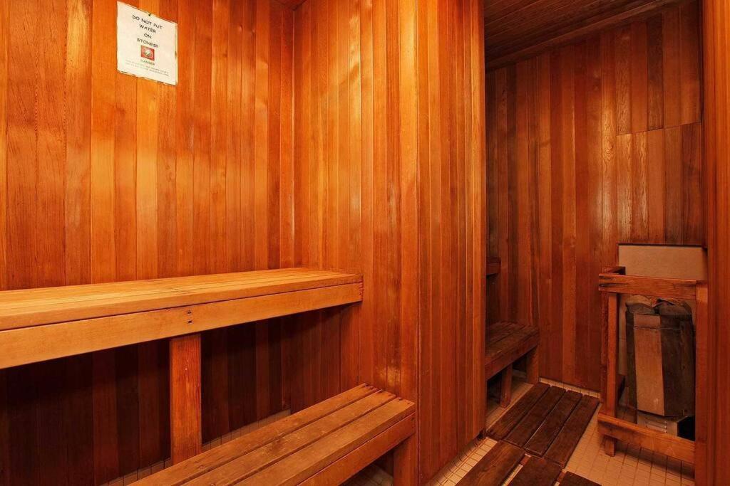 Downtown Toronto Condo Parking Sleeps 4 Balcony Walk to Lake