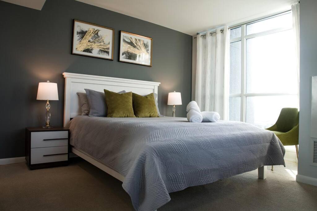Downtown Toronto Condo Parking Sleeps 4 Balcony Walk to Lake