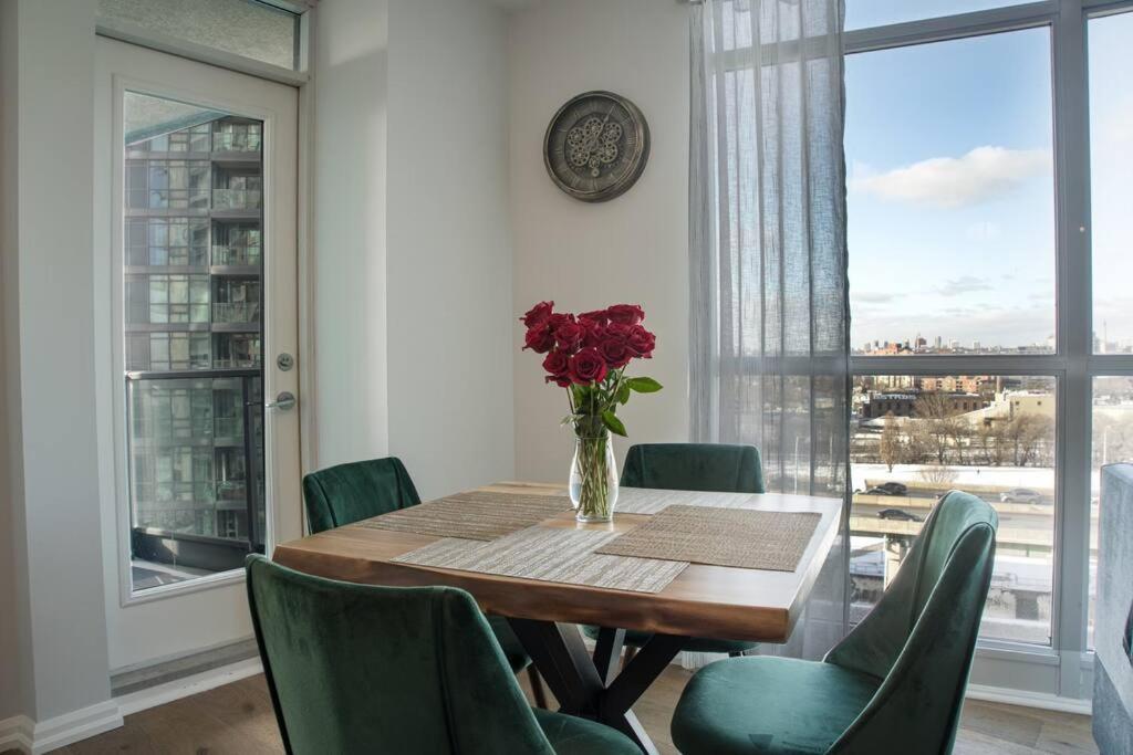 Downtown Toronto Condo Parking Sleeps 4 Balcony Walk to Lake