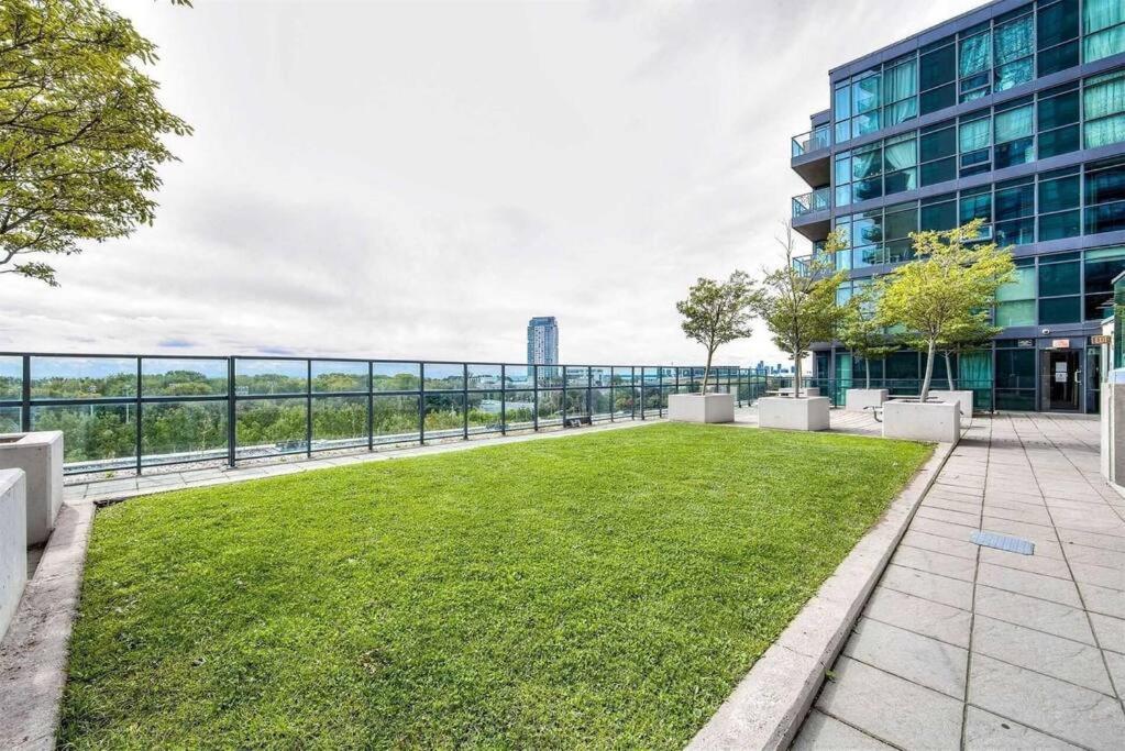 Downtown Toronto Condo Parking Sleeps 4 Balcony Walk to Lake