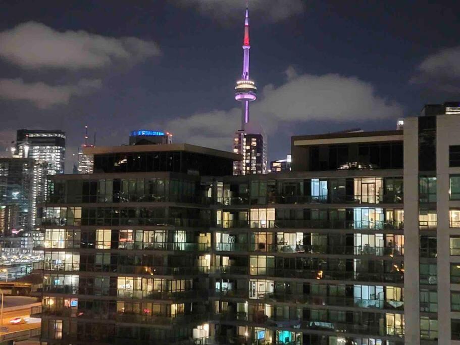 Downtown Toronto Condo Parking Sleeps 4 Balcony Walk to Lake
