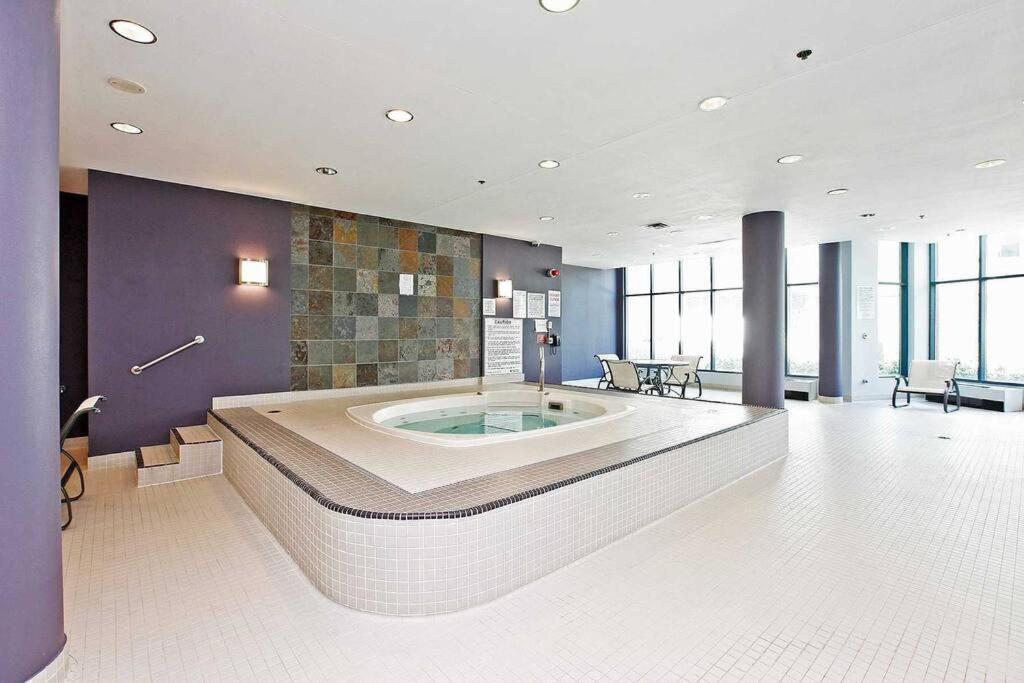 Downtown Toronto Condo Parking Sleeps 4 Balcony Walk to Lake