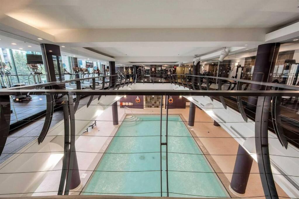 Downtown Toronto Condo Parking Sleeps 4 Balcony Walk to Lake