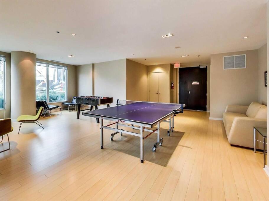 Downtown Toronto Condo Parking Sleeps 4 Balcony Walk to Lake
