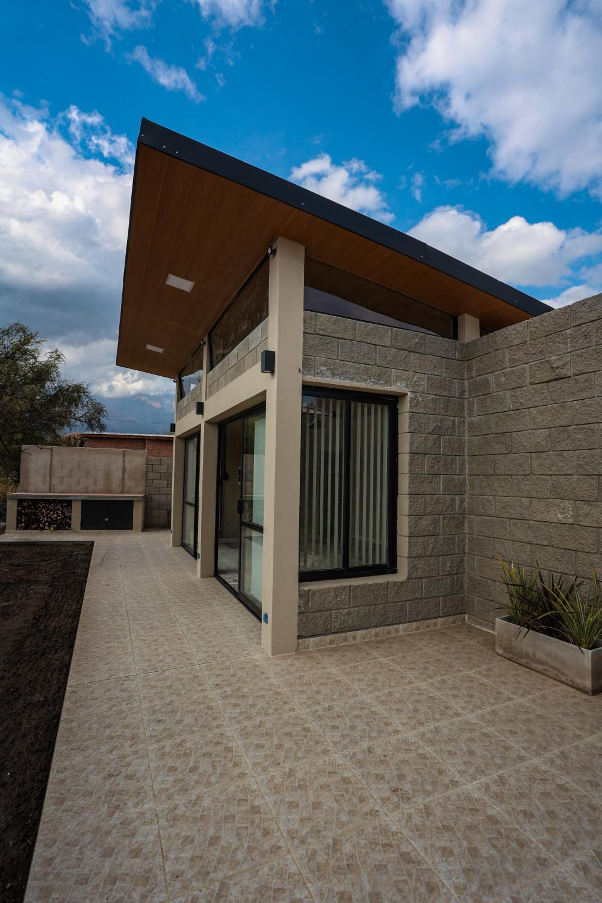 Chalet mono ambiente en Villa Las Rosas predio con pileta y vista al cerro para pasar la noche comunicase con la encargada no tiene habitacion