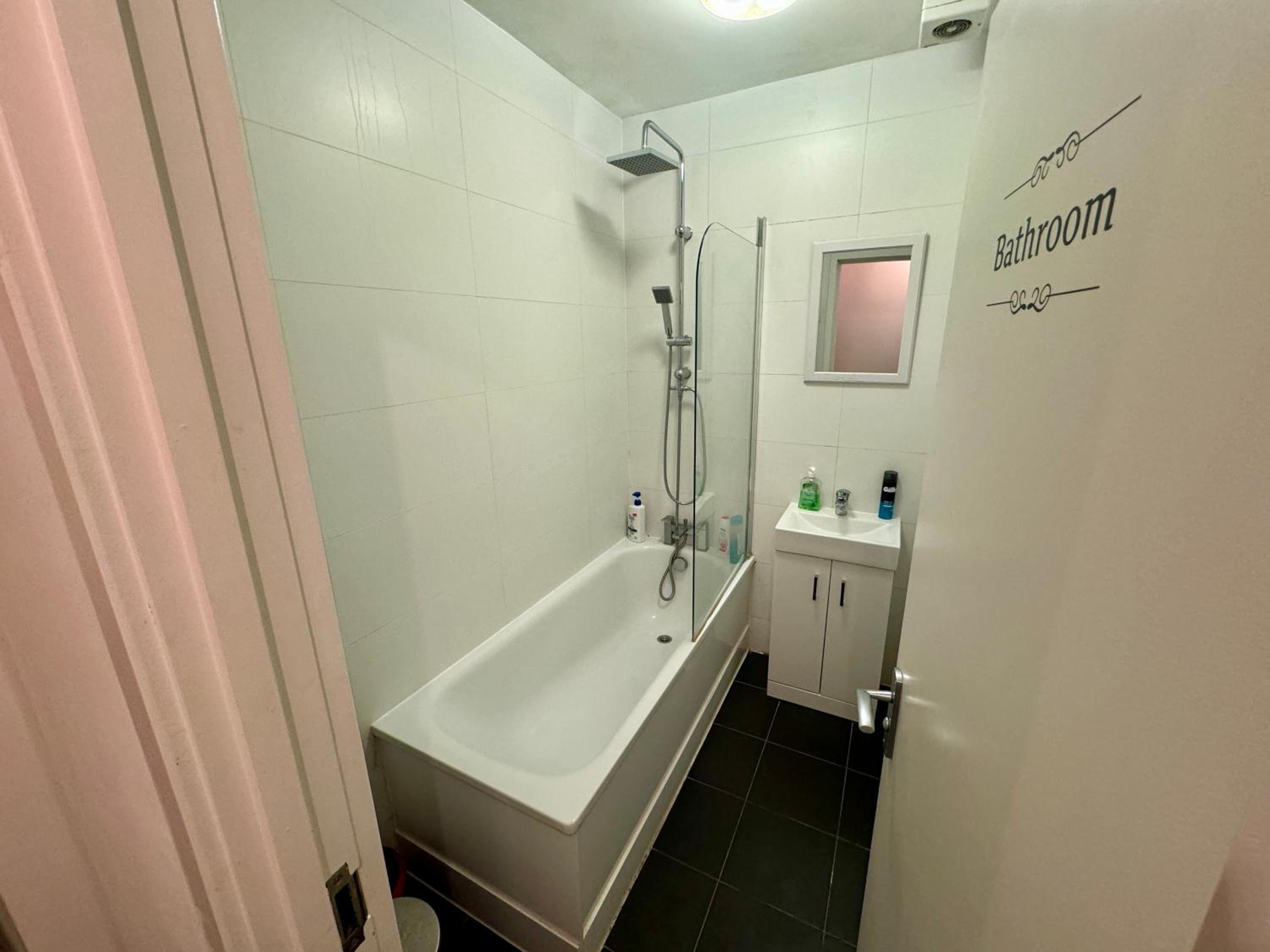 Cosmopolitan Comfort Private Bedrooms in Euston 106