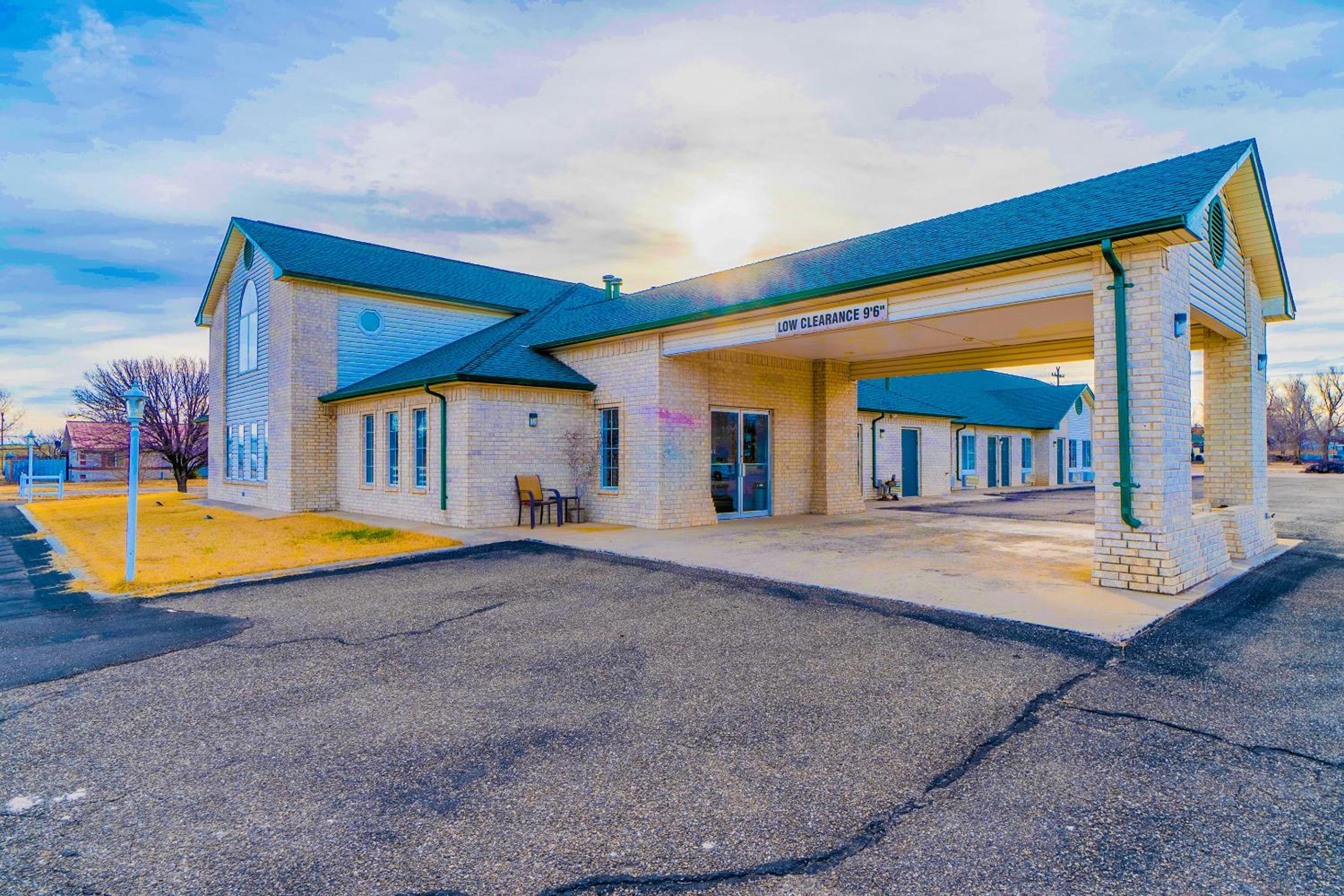 HomeTown Inn By OYO Texhoma, OK