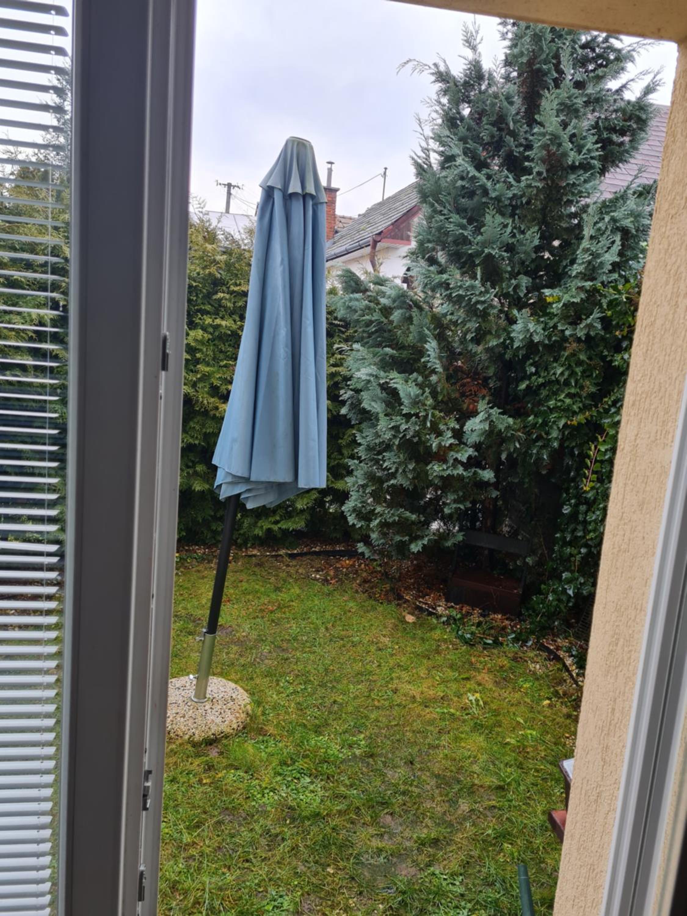 Dom pri rieke s parkovaním