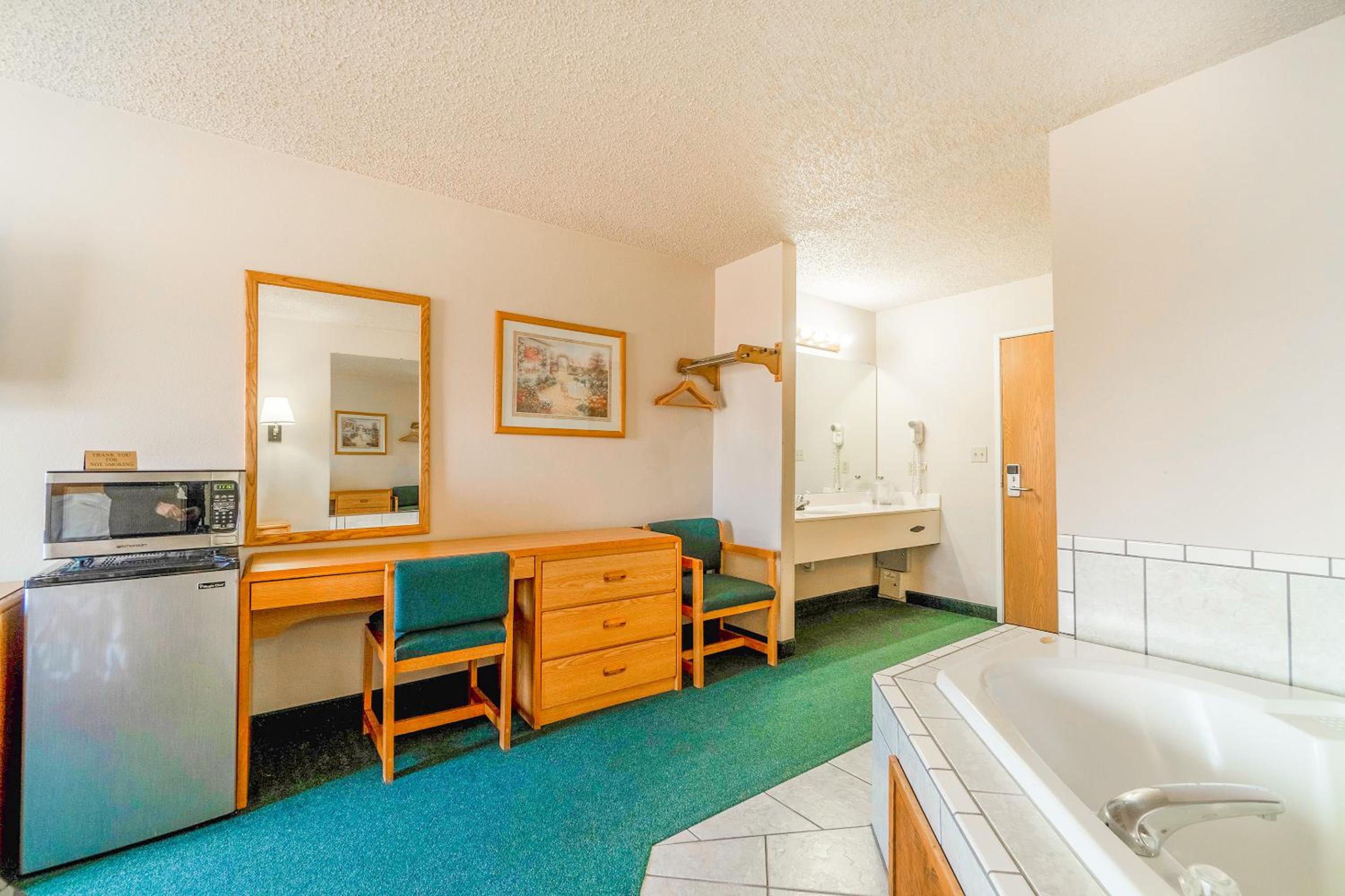 HomeTown Inn By OYO Texhoma, OK