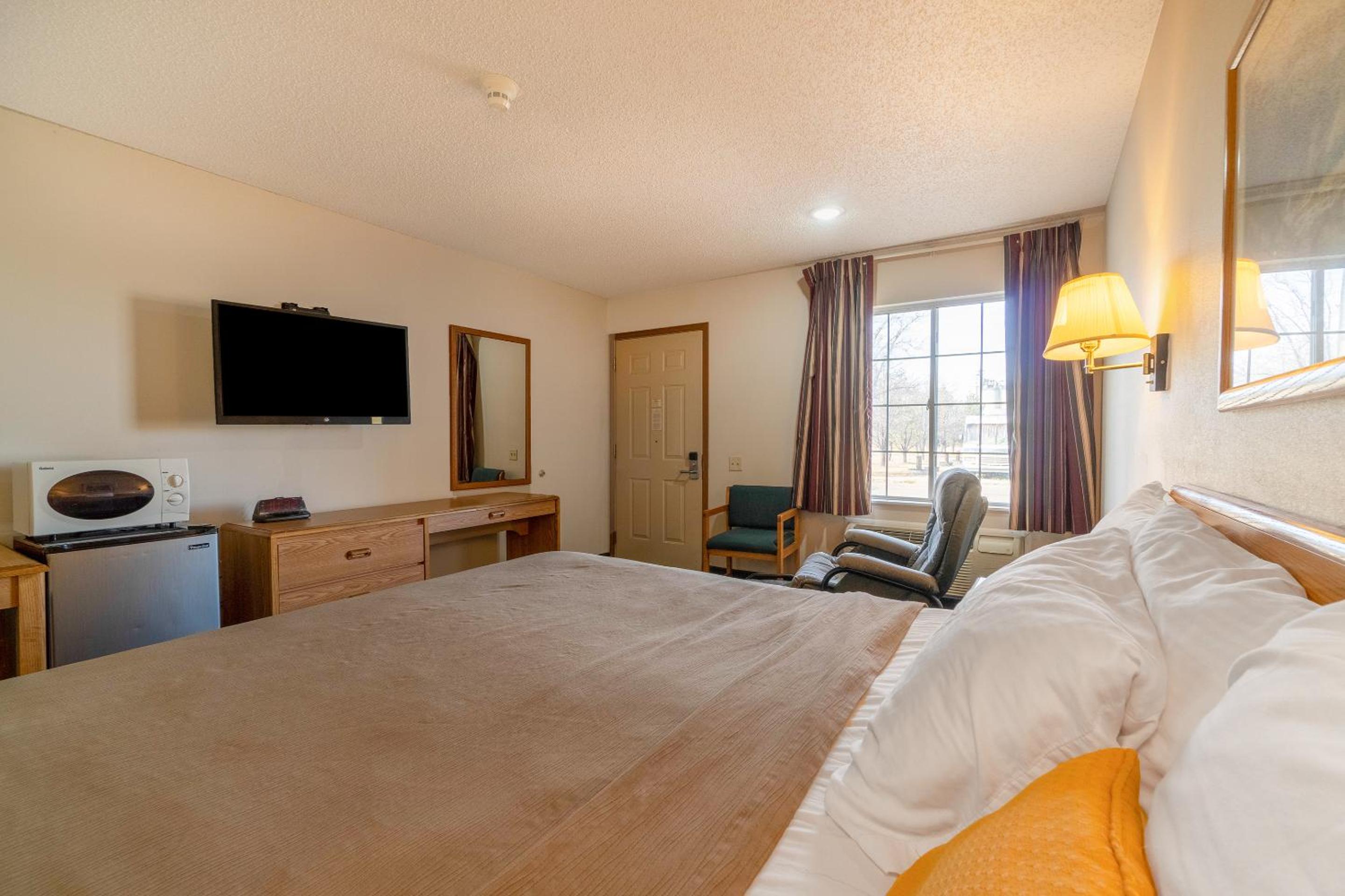 HomeTown Inn By OYO Texhoma, OK