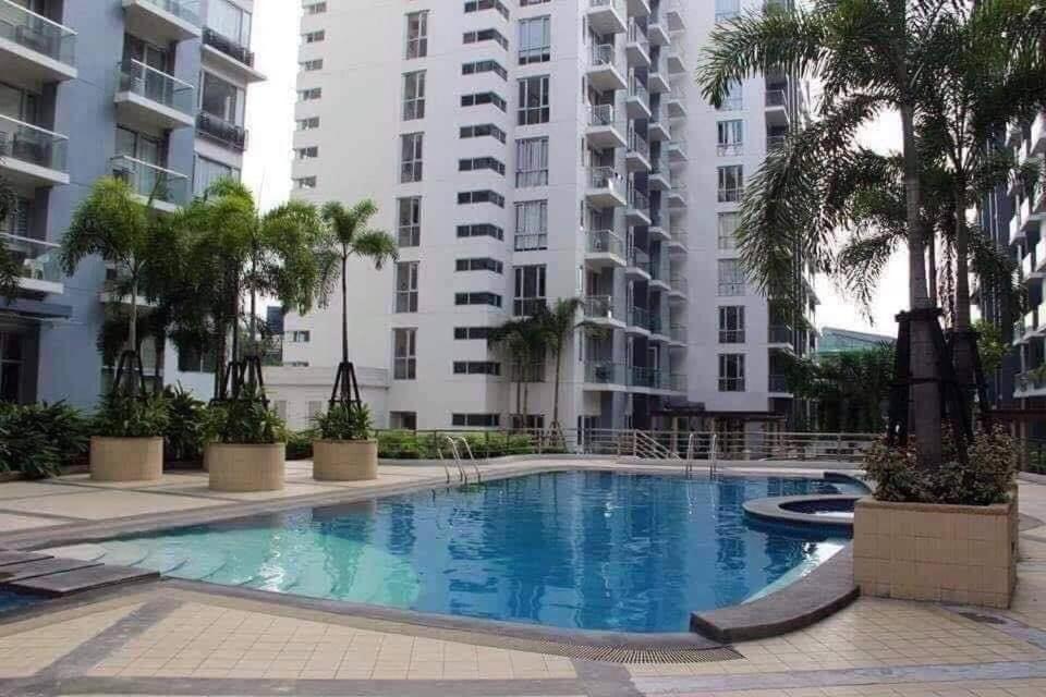 One Palm Tree Villas Near NAIA3 view 3