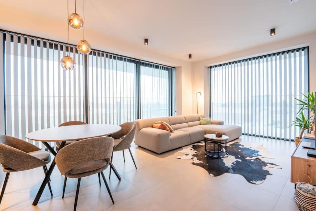 New apartment with stunning views, pool and fitness
