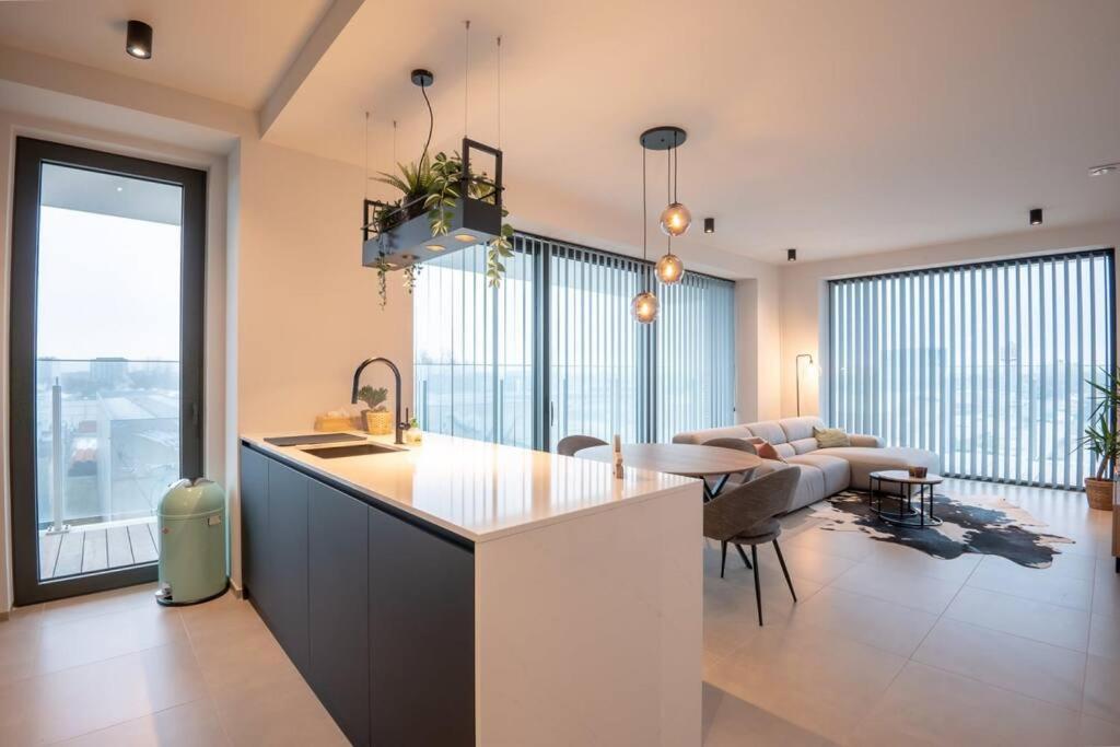 New apartment with stunning views, pool and fitness