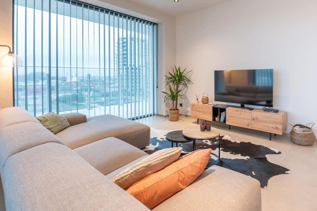 New apartment with stunning views, pool and fitness