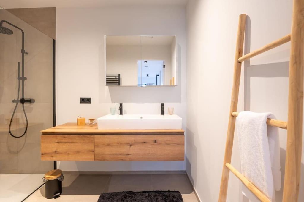 New apartment with stunning views, pool and fitness