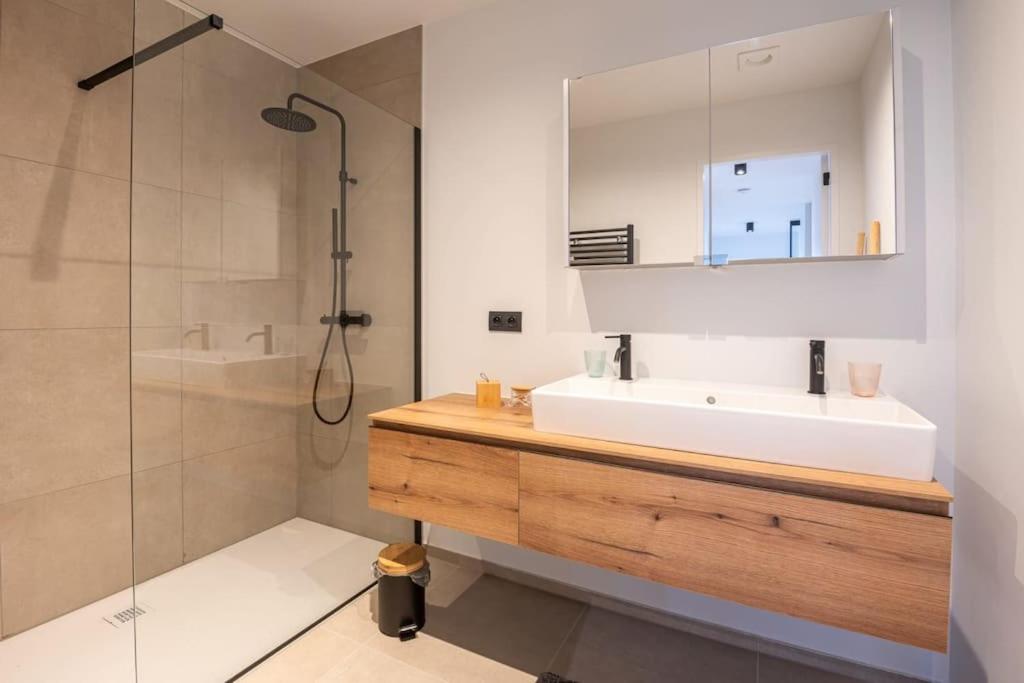 New apartment with stunning views, pool and fitness