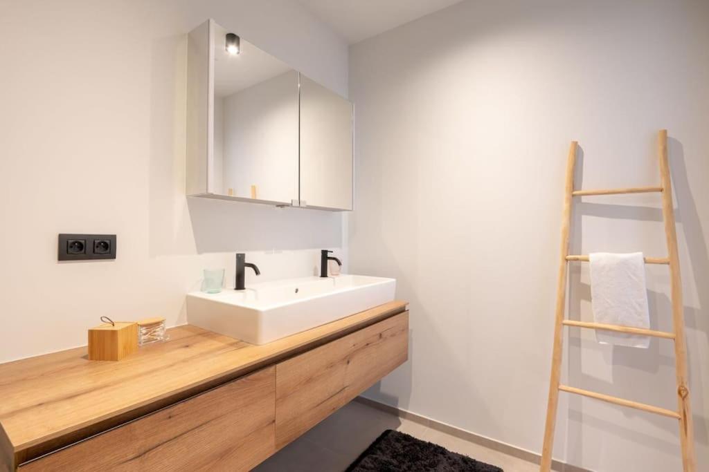 New apartment with stunning views, pool and fitness