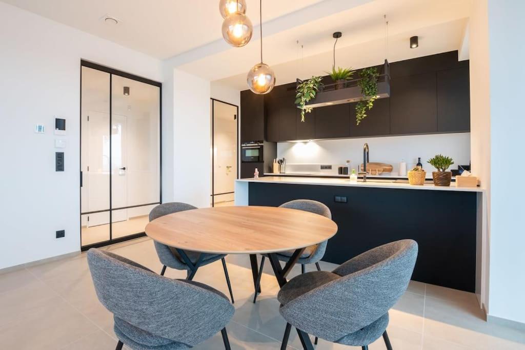 New apartment with stunning views, pool and fitness