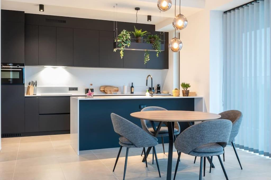New apartment with stunning views, pool and fitness