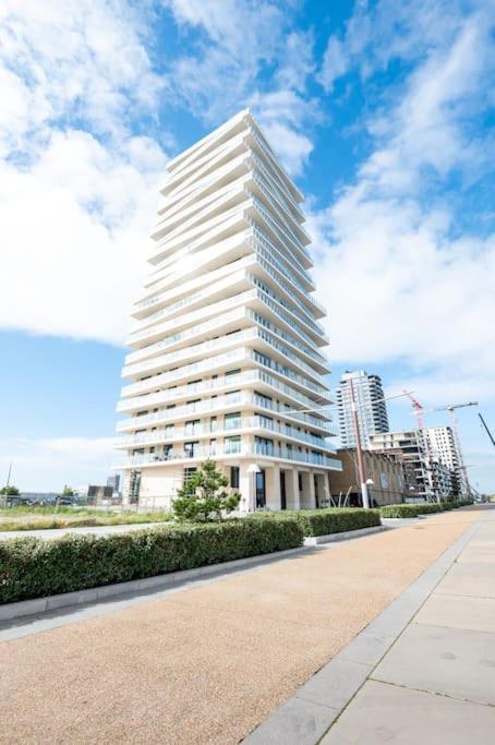 New apartment with stunning views, pool and fitness