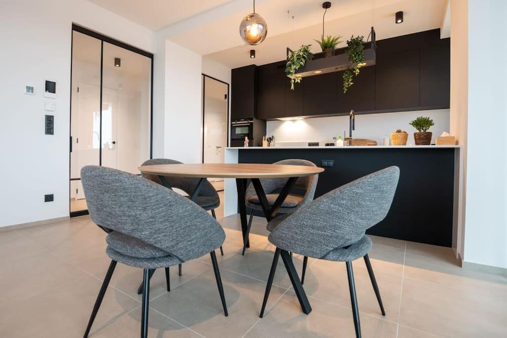 New apartment with stunning views, pool and fitness