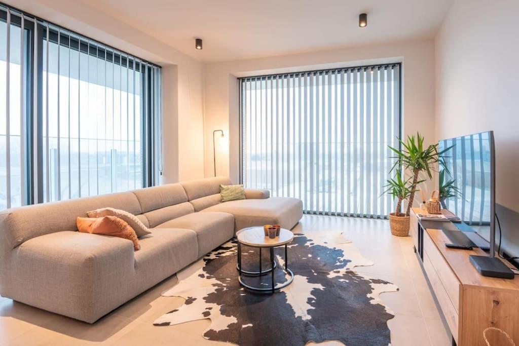 New apartment with stunning views, pool and fitness